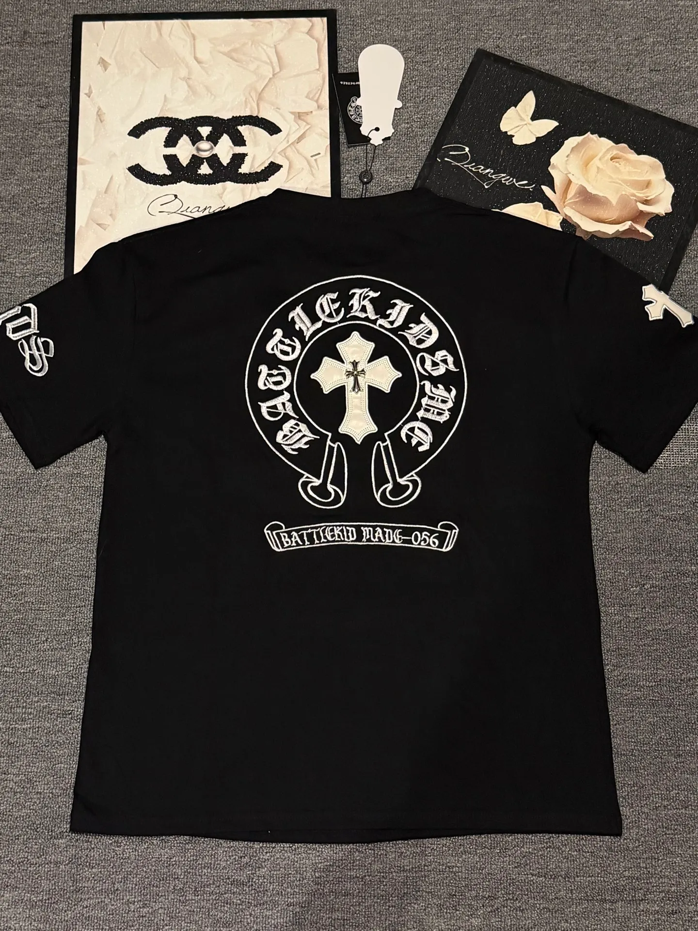 【 Tee】 logo T ， Quality 2023 New Arrival T ， 、 、1:1 ， ， 。 ✅Chrome Hearts “ 、 ， Richard Stark 。 ！ ， ，23SS T ， ！ ， Chrome Hearts 、 logo…… ， ， ， ， ！ colors：Black✔️ Gray✔️ : Gray Black Size: S M L XL